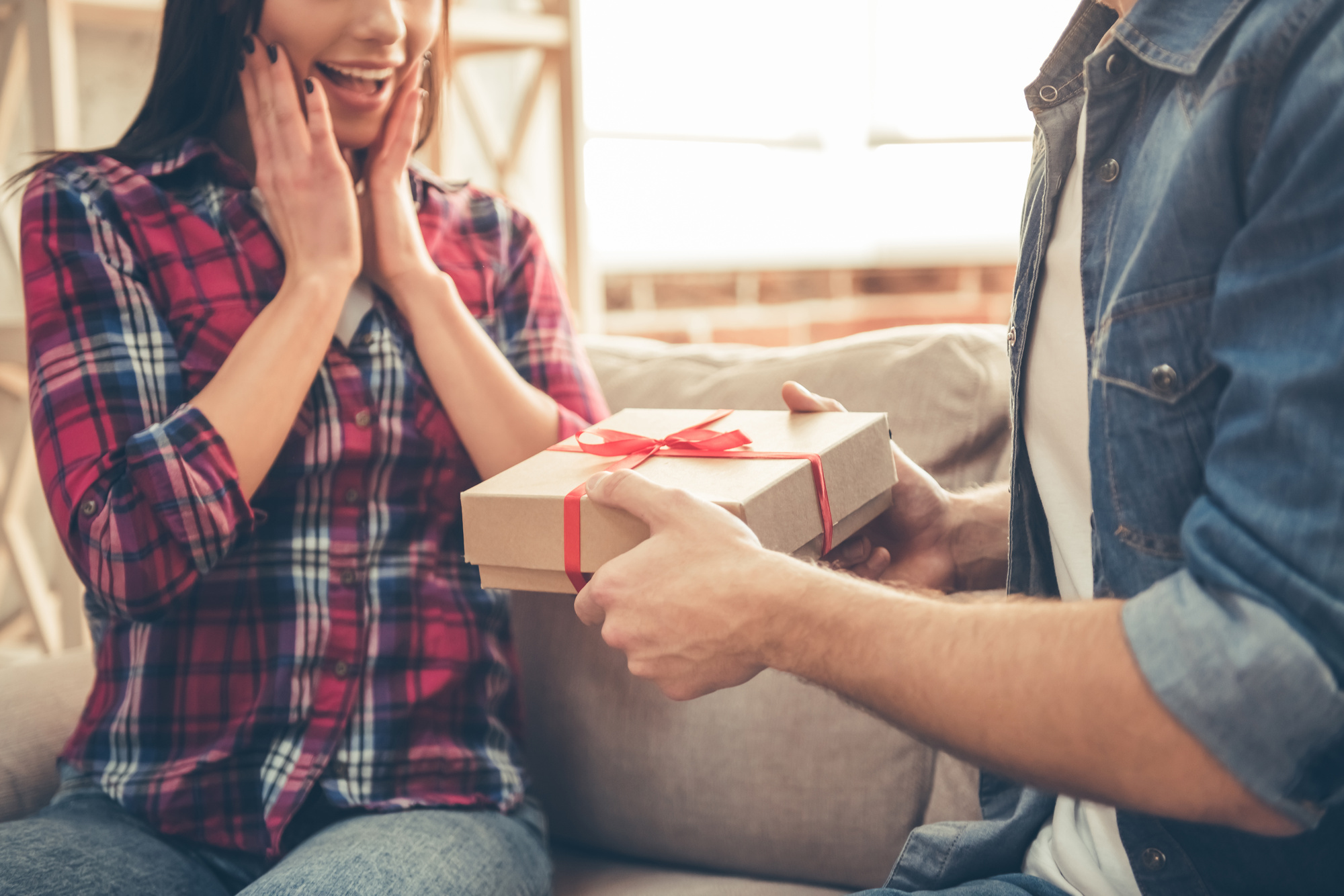 We are giving. Человек сюрприз. Что дарят девушкам. Парень дарит девушке духи. Девушке дарят коробку.